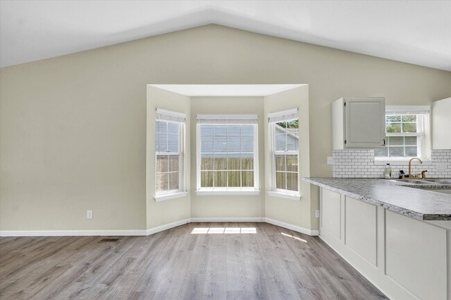 Building Photo - 405 Ridge Rd