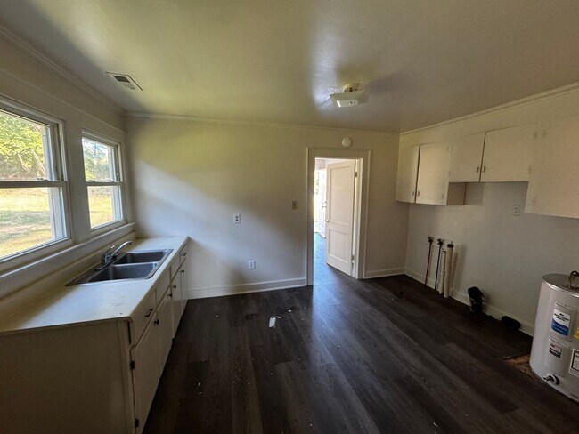 Building Photo - Single Family 2 Bed / 1 Bath (Deep Cleaning July 10, 2026)