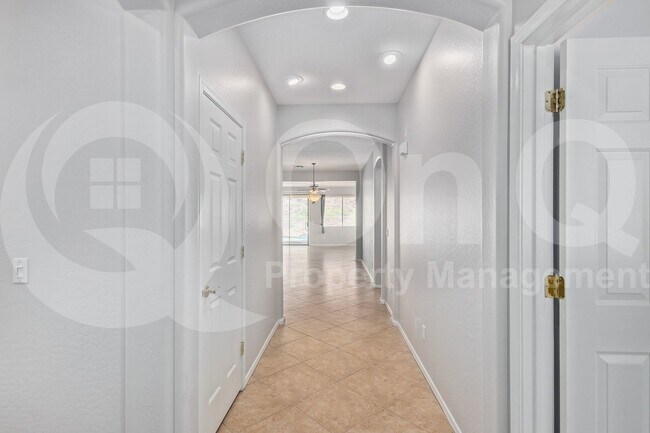 Building Photo - 5930 W Spur Dr