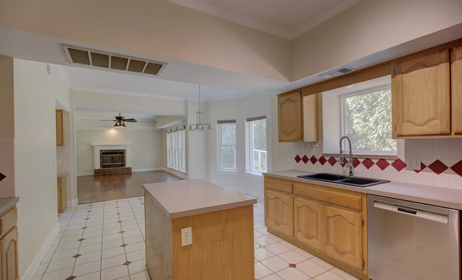 Building Photo - Beautiful 4 Bed 3 Bath Home with 2 car gar...