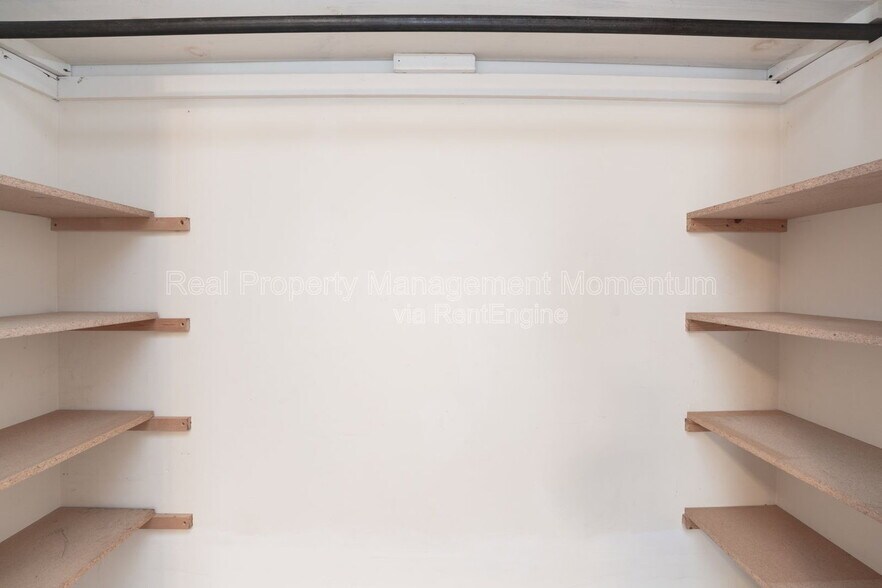 Building Photo - 716 E Locust St