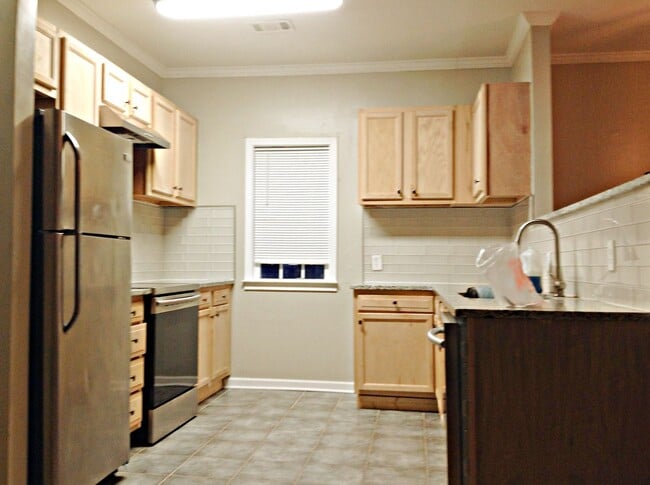 Building Photo - Renovated Cottage Charm