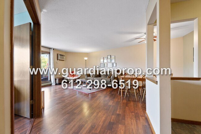 Building Photo - Top Floor Condo Available September 1 in H...