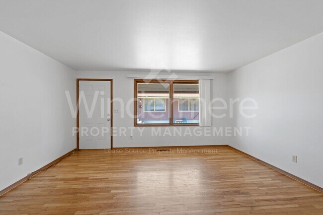 Building Photo - 902 E Rockwell Ave