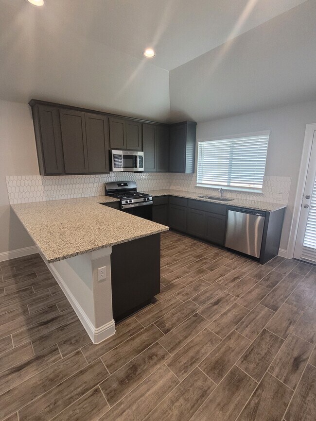 Building Photo - 105 Riverhill Dr