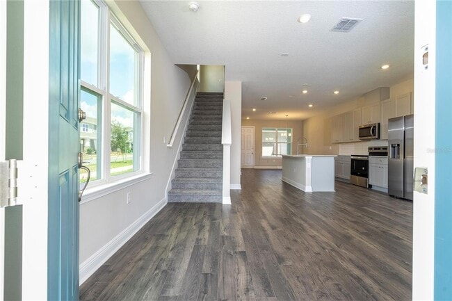 Building Photo - 16350 Hamlin Vw St