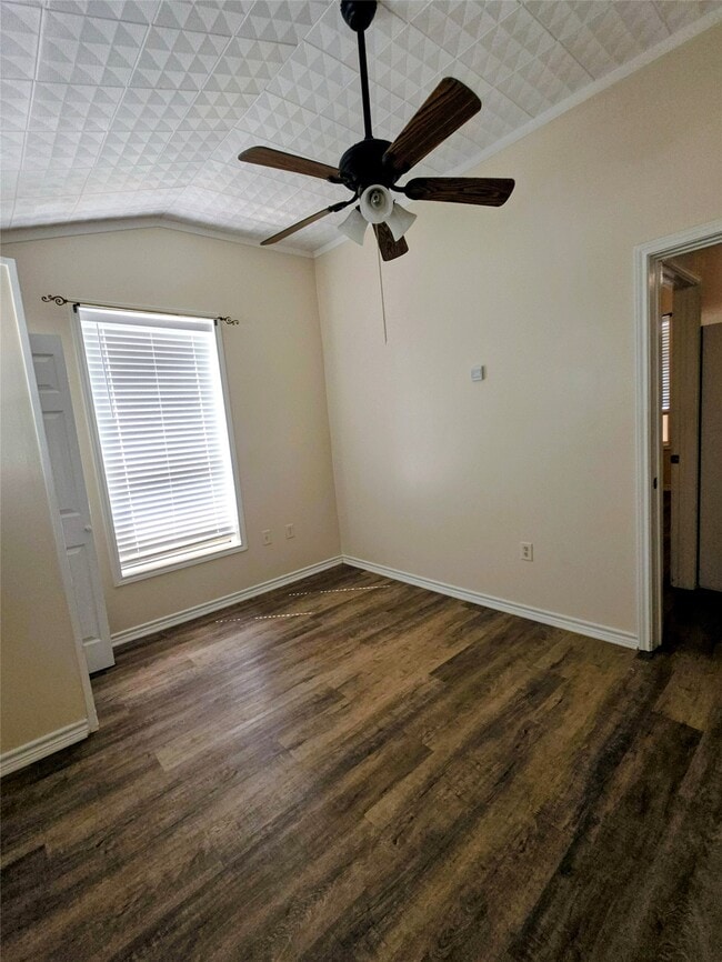 Building Photo - 601 W Washington Ave