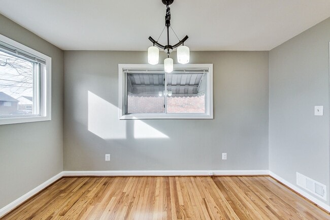 Building Photo - Spacious 3BR/2BA Rambler with Heated Sun-room and Slate Patio!
