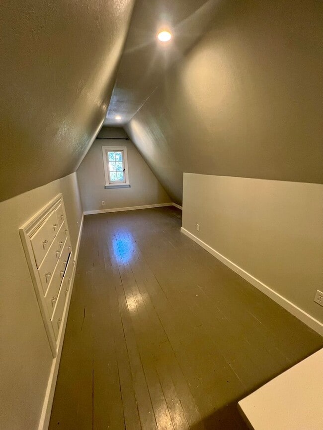 Building Photo - 4 Bedroom, 3.5 Bathroom Home - Located near Sky Lakes and Oregon Tech!