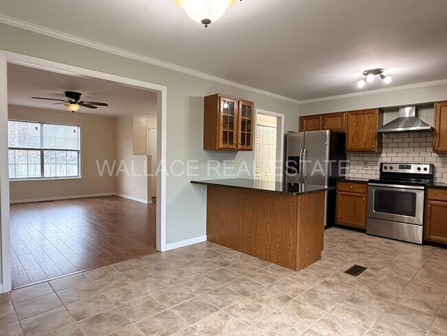 Building Photo - 4 BEDROOM, 3.5 BATHROOM HOME IN BEXHILL!