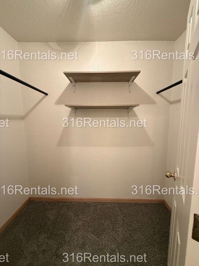 Building Photo - $1,595 - 3 bed 2 bath - Beautiful Remodeled Duplex Home Available Now!
