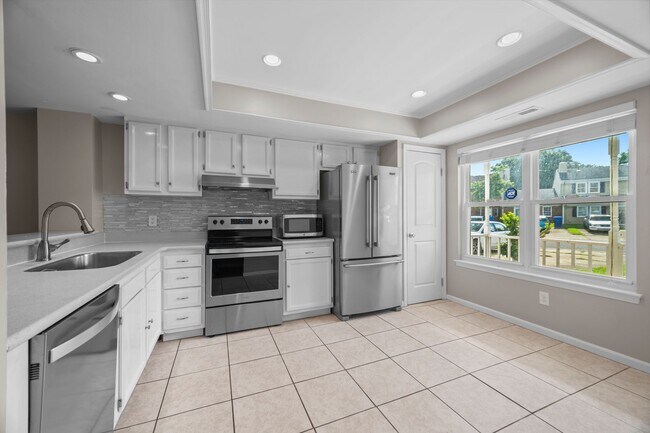 Building Photo - 2 Bed | 1.5 Bath | Private Backyard | Prim...