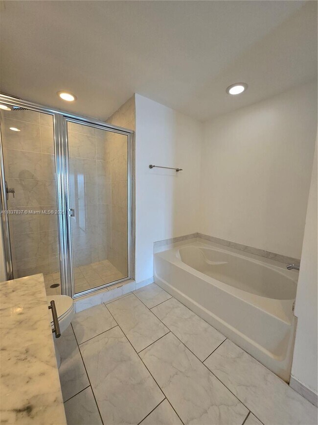 Building Photo - 950 Brickell Bay Dr