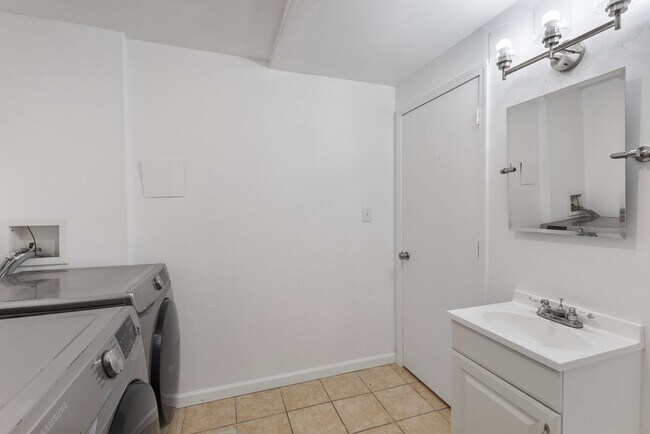 Building Photo - MOVE-IN READY!!!!