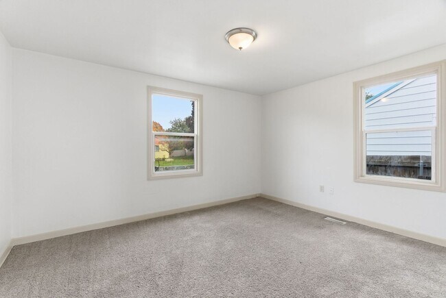 Building Photo - Charming 4 Bed, 2 Bath w/ Garage! *SPECIAL...