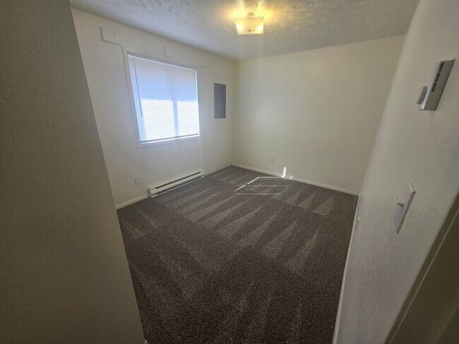 Building Photo - 2 Bed - 1 Bath Unit with Covered Parking