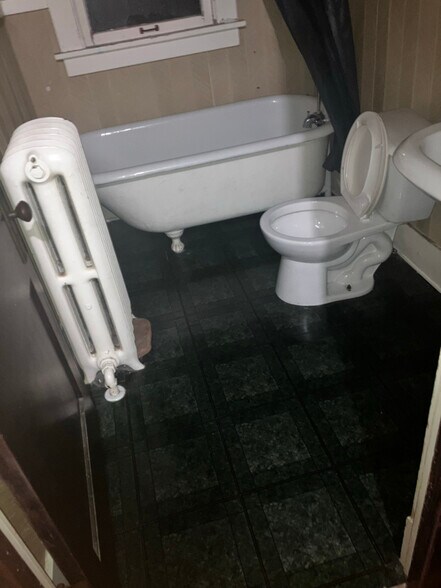 Building Photo - 405 Victoria Pl