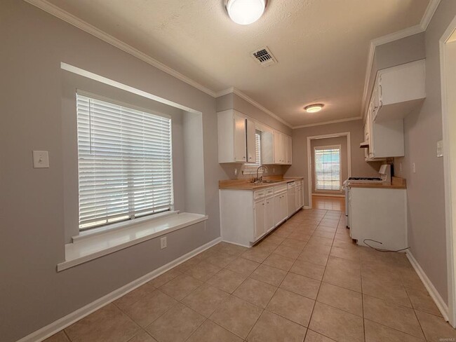 Building Photo - 122 Primrose Dr