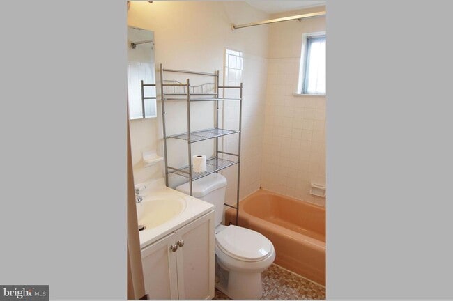 Building Photo - 979 Glasgow St