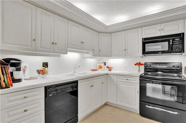 Building Photo - 5100 N Ocean Blvd