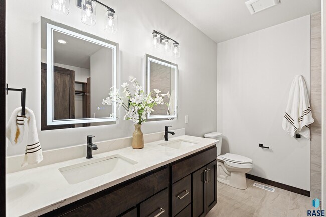 Building Photo - 1107 S Foss Ave