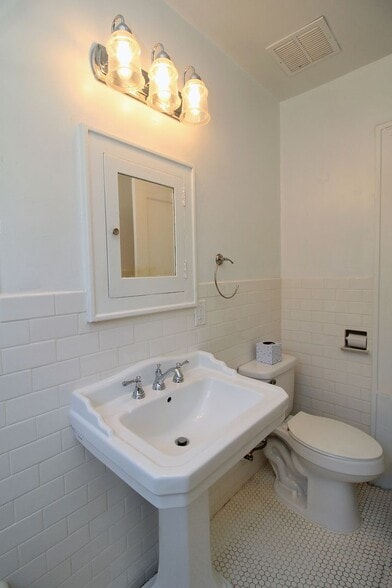 Building Photo - 2905 SE Alder St