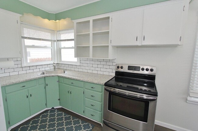 Building Photo - Charming Single-Level Home