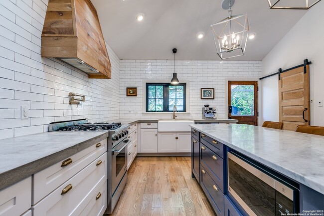 Building Photo - GORGEOUS BEACON HILL BUNGALOW