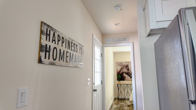 Building Photo - Newer West Sac Home