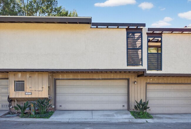 Building Photo - Gorgeous 2 bed/bath Condo in Long Beach
