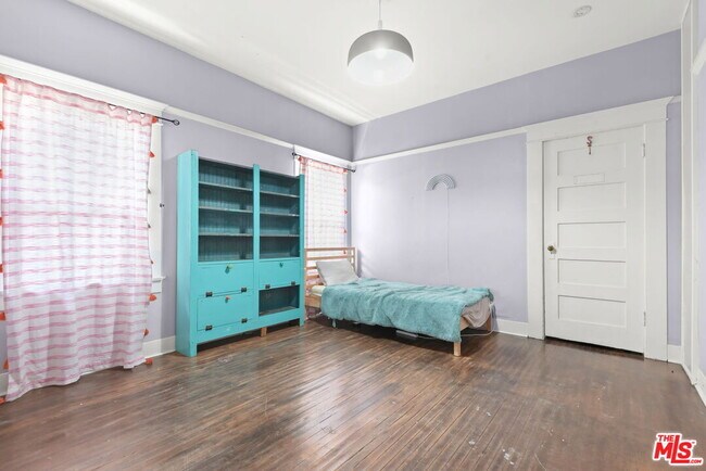 Building Photo - 1438 W 45th St
