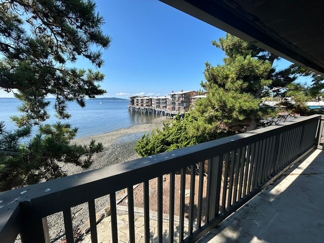 Building Photo - 3801 Beach Dr SW