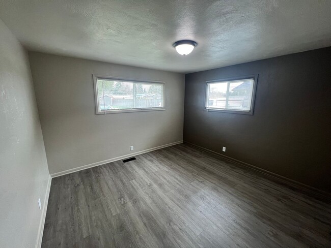 Building Photo - Fully Remodeled Three Bedroom Home in Sout...