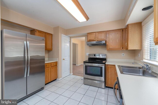 Building Photo - 8005 Silver Fox Dr