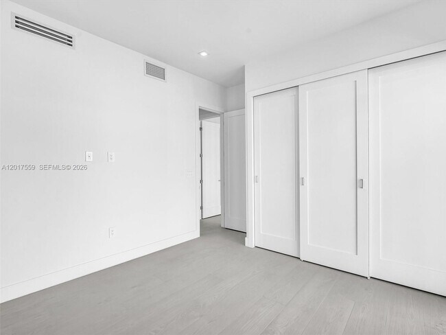 Building Photo - 4640 SW 32nd Ave