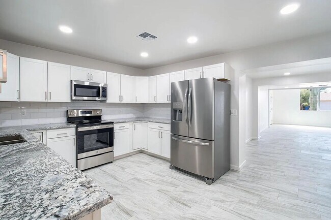 Building Photo - 1017 E West Cir Dr