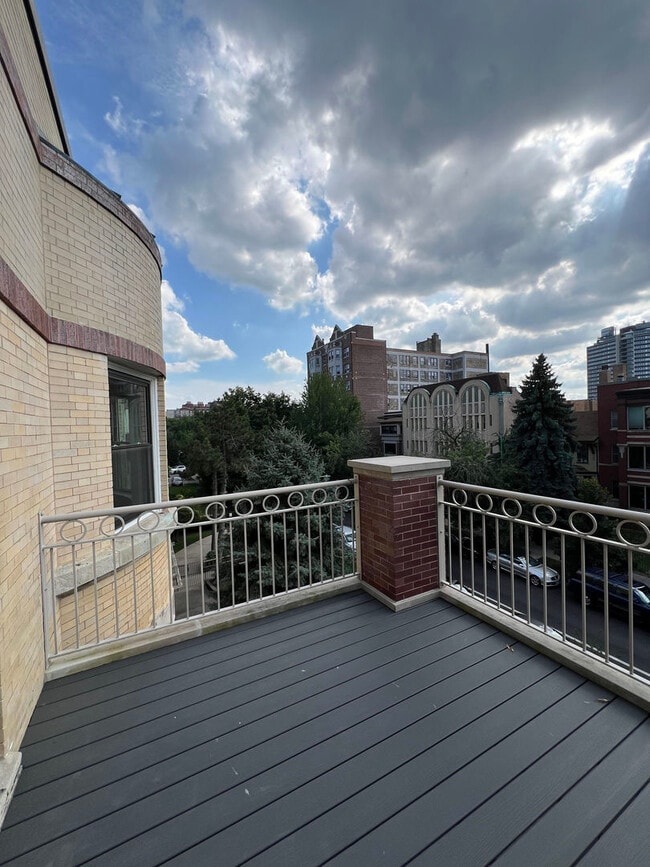 Building Photo - 5841 N Kenmore Ave