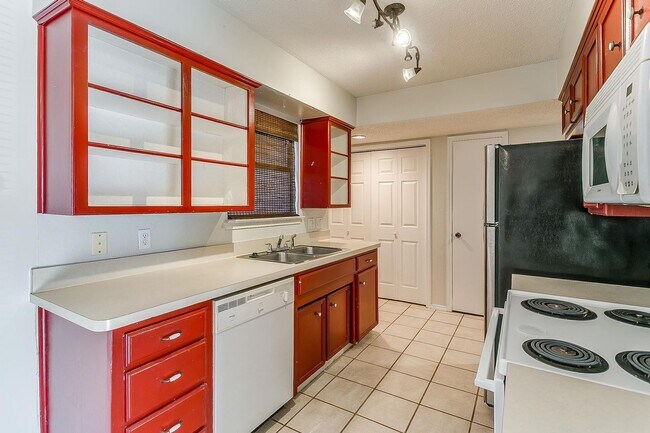 Building Photo - Great 2 Bed 2 Bath Townhouse in S Arlington- 76017