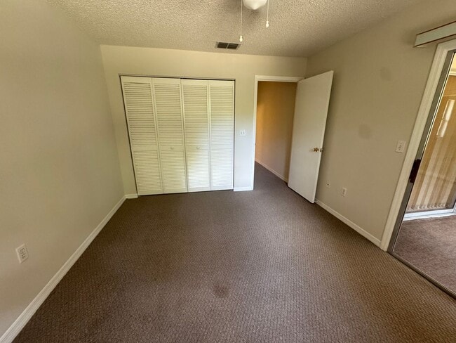 Building Photo - Spacious 3BR/2BA Home in Rainbow Acres – L...
