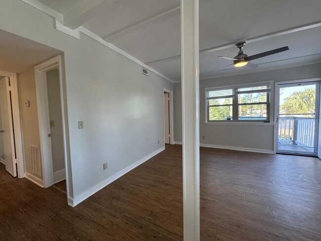 Building Photo - 303 3rd St