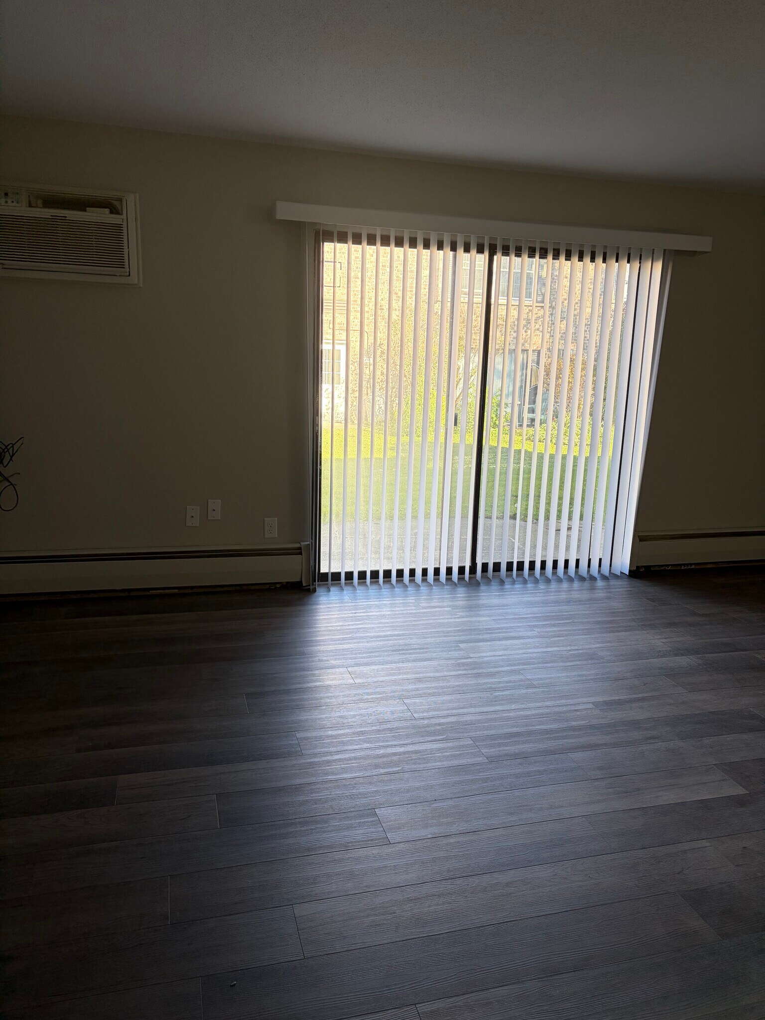 Building Photo - 1025 Smetana Rd