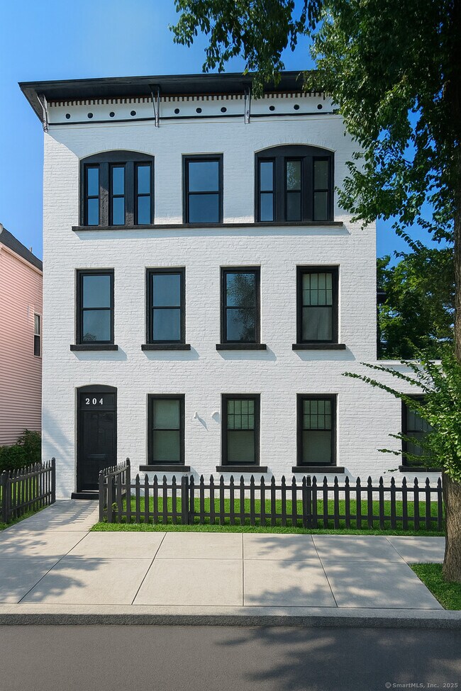 Building Photo - 522 Elm St