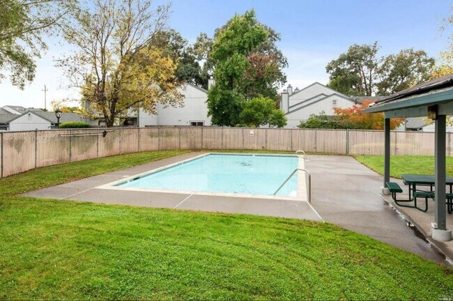 Building Photo - 3 bedroom 2.5 bath townhome Available now!