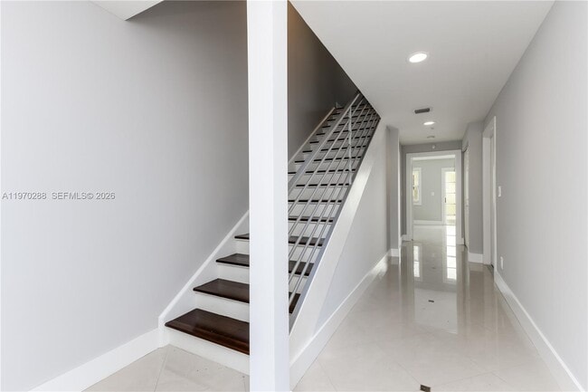 Building Photo - 623 NE 8th Ave