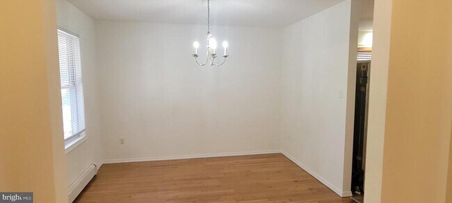 Building Photo - 2401 N Lakeshore Dr