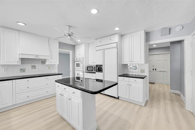 Building Photo - 681 Marine Dr