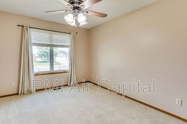 Building Photo - 2431 E Eastridge St