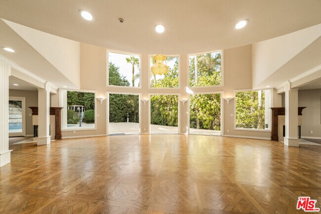 Building Photo - 1109 Pine Dr