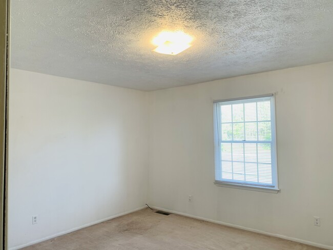 Building Photo - 385 Drews Ln