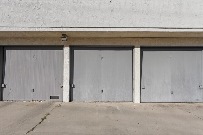 Building Photo - Gorgeous 2 Bedroom inside Gated Community! Close to Beach